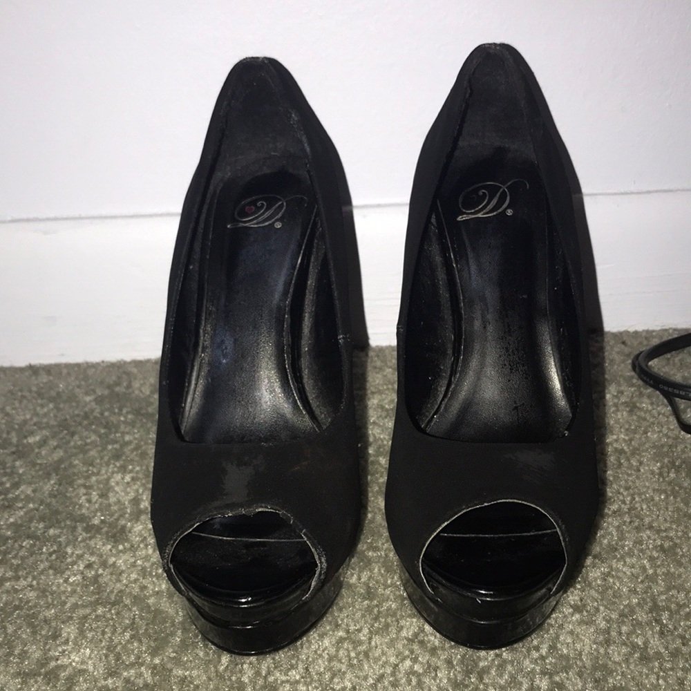 Black heels with a small pump